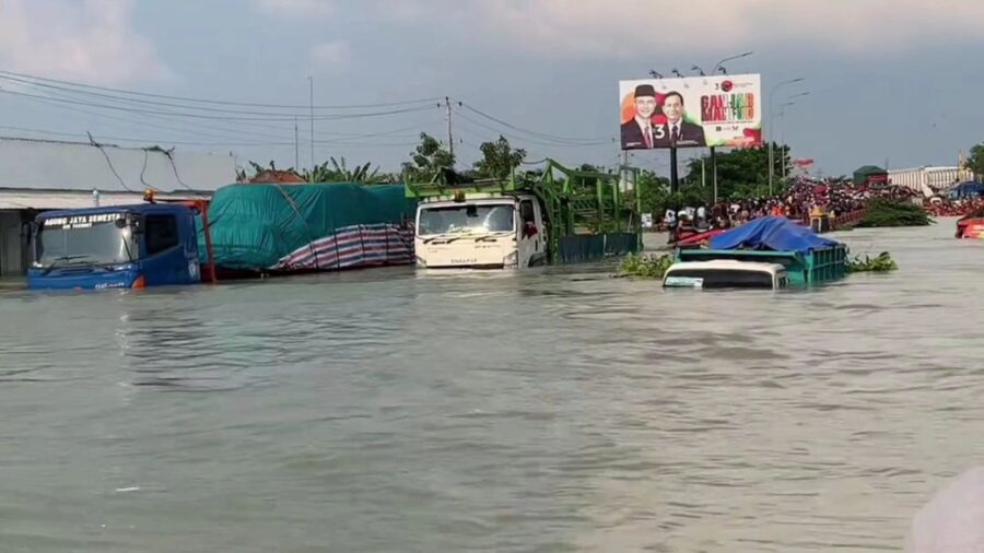 Ribuan Penduduk Mengungsi, Banjir Jawa Tengah Akibat 2 Tanggul Jebol