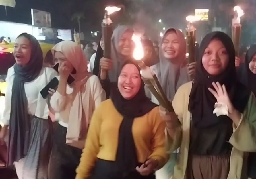 Tumpah Ruah Pawai Obor Malam Takbiran di Pematang Siantar