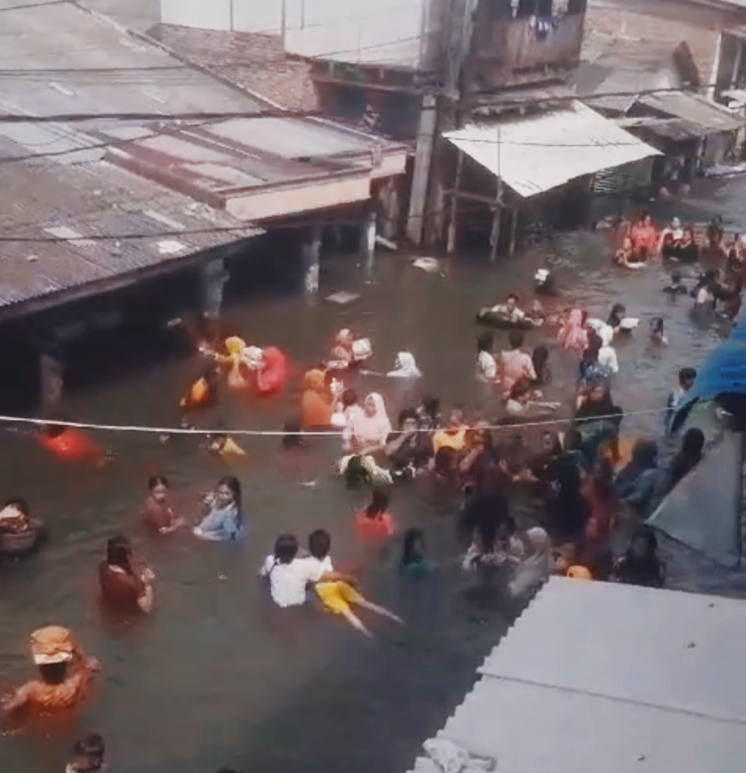 Bukan Wahana Waterboom, Tapi Inilah Kenyataannya Saat Banjir Rob