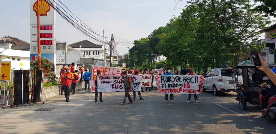 Puluhan Pekerja SPBU Shell Turun Ke Jalan Hari May Day di Medan