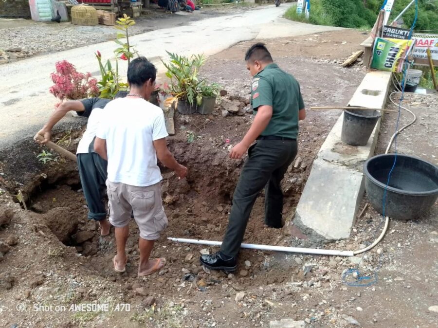 Babinsa Gagas Pipa Air Bersih di Nagari Selayo Tanang Bukit Sile