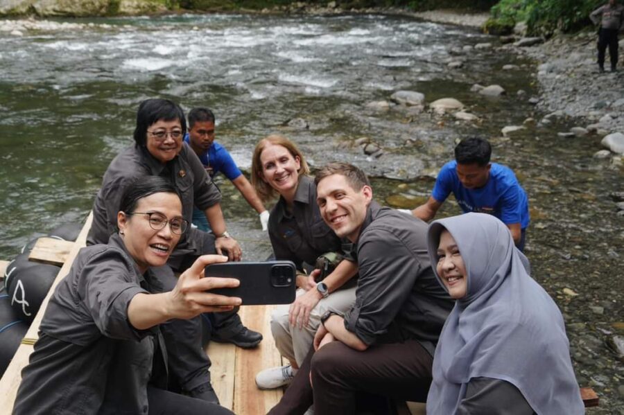Dua Menteri Wanita Indonesia dan Menteri Norwegia ke Bukit Lawang