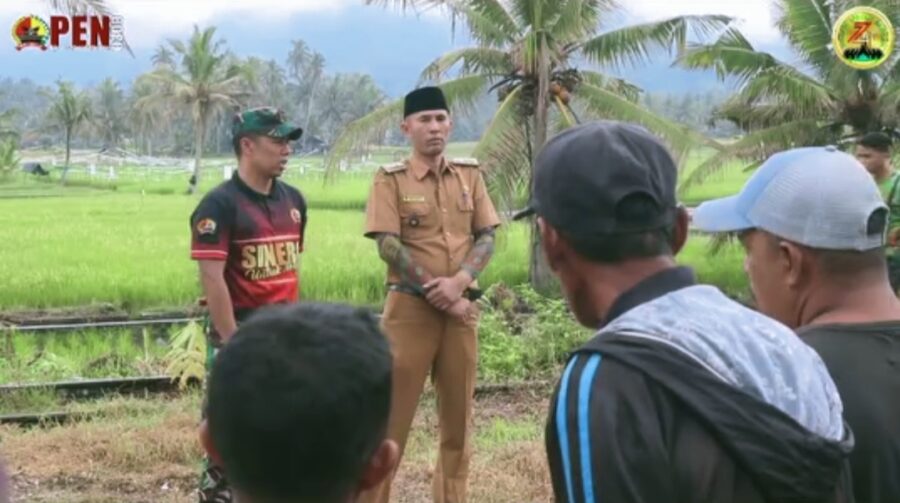 Danramil 01/Kota Solok Kapten Cba Heriyanta dan Wali Nagari Tanjung Bingkung Mardanus dalam arahannya memperbaiki aliran air irigasi dalam memperingati HUT Kodam 1 BB Sumatera Utara.