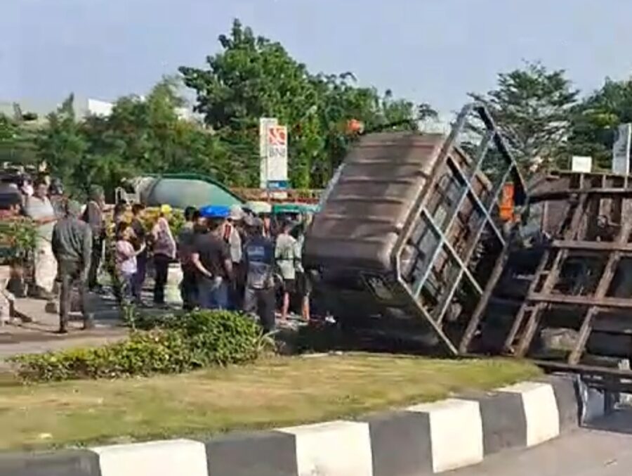 Naas, Seorang Pengendara Mobil Tewas Setelah Tertimpa Truk Gula