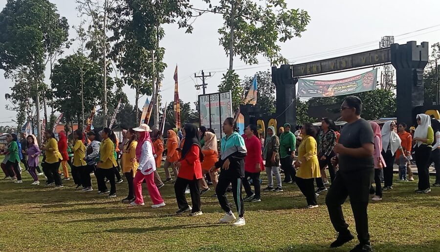 Jajaran Kodim 0206/Dairi Silaturahmi Dengan Olahraga Pagi dan Senam Aerobik