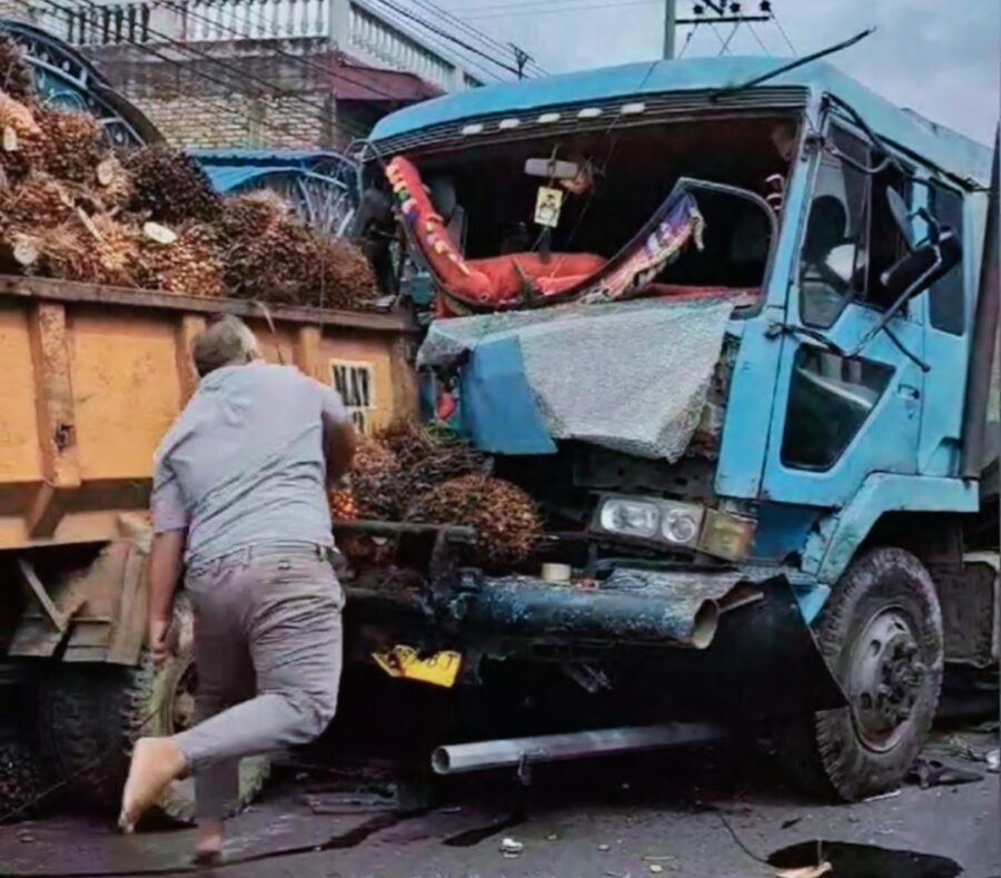 Supir Tangki Dilempar Batu Dengan Kondisi Kaki Terjepit