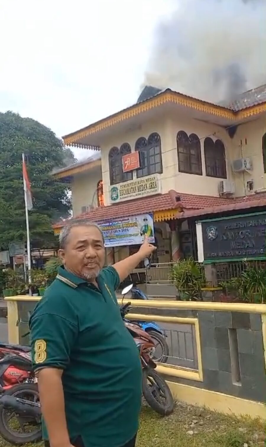 Warga Laporkan Kebakaran Kantor Camat Bak Reporter Tv