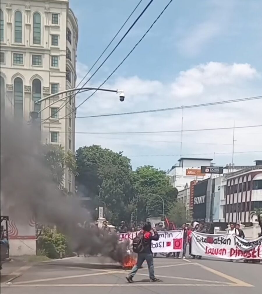 Bebek Simbol Demo Kawal Putusan MK di Kantor Walikota Medan