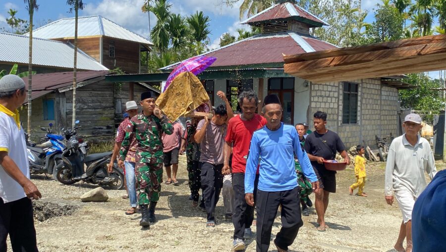Hadir Ditengah Duka, Satgas Pamtas Statis RI-PNG Yonif 131/BRS Iringi Warga