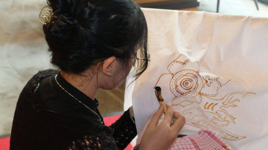 Rayakan hari Batik di Hotel Medan.
