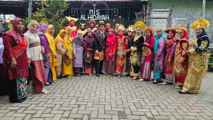 Kenakan Pakaian Adat, Puluhan Guru Laksanakan Upacara Hari Guru.
