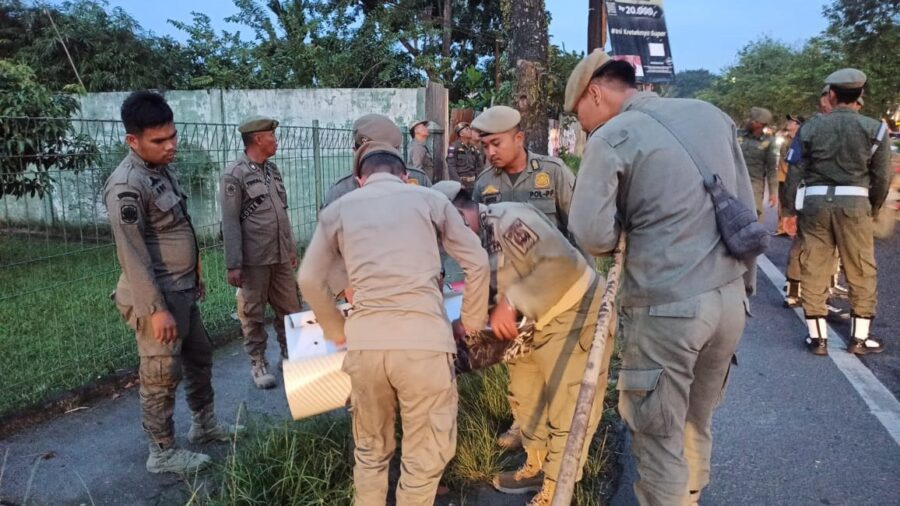 Baliho Milik Pengusaha Ilegal Ditertibkan Pj Gubernur dan Aparat Gabungan