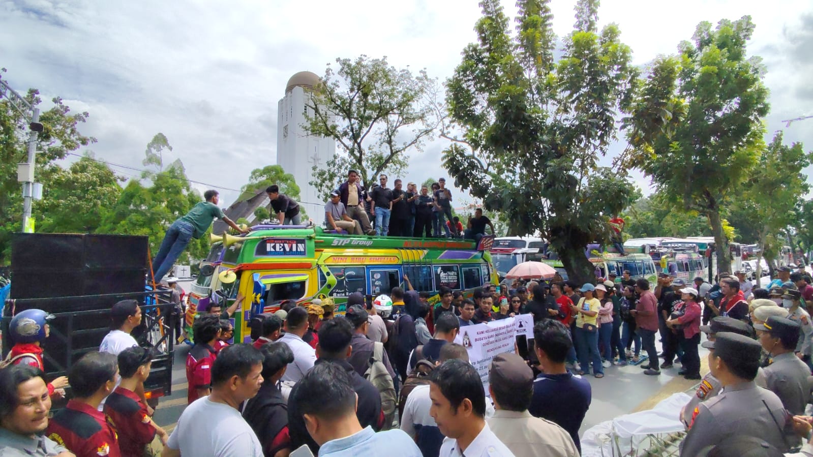 Ratusan Bus Medan-Berastagi Geruduk Kantor Gubernur Sumatera Utara