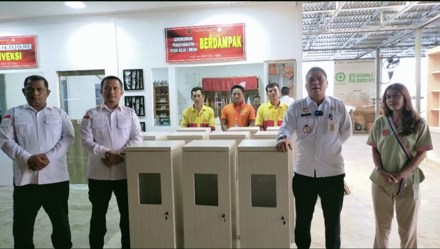 Rutan Medan Serahkan Box Mebel Pesanan Hotel Ibis
