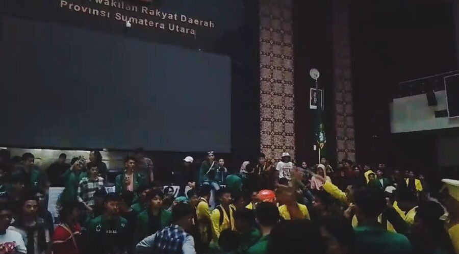Demo Mahasiswa Merangsek Masuk Kuasai Ruang Sidang