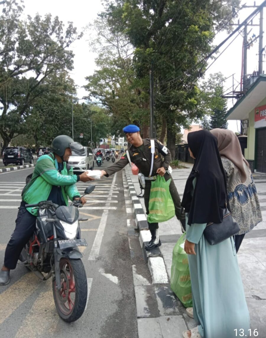 Awali Tahun Baru dengan Berkah, Dandenpom I/5 Medan dan Ketua Persit KCK Bagikan Kebahagiaan