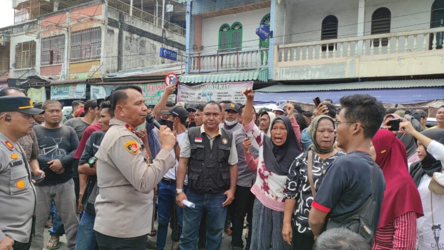 Kapolsek Tangkap 2 Orang Perusak Pagar, Warga Protes