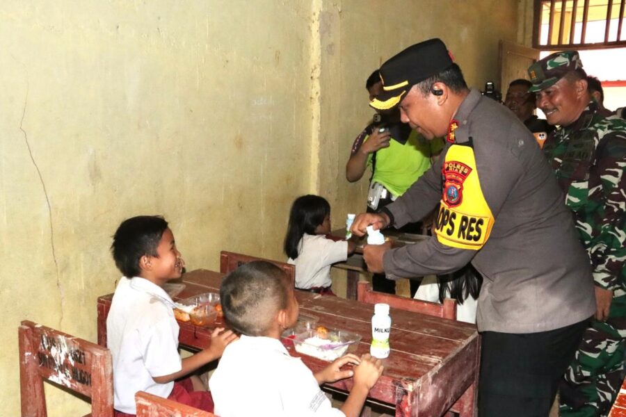 Butuh Waktu Berjam-jam, Bantuan Polres Sampai di SDN 078481 Uluna’ai Hiligodu