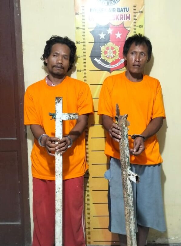 Dua Pria Umbat Pagar SDN 010049, Kini Berbaju Orange