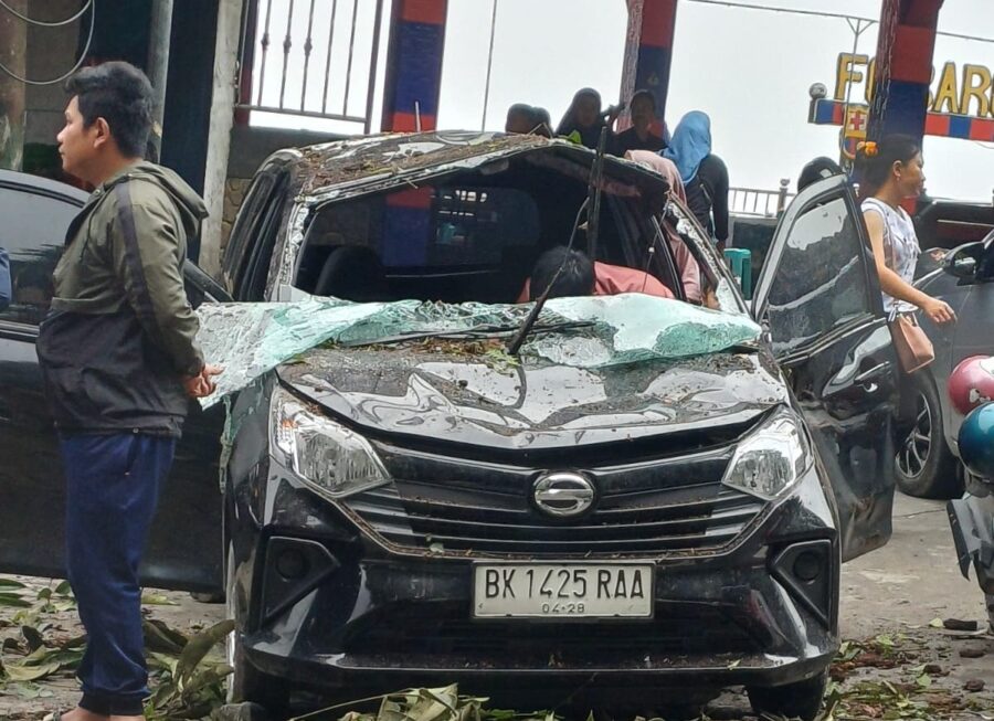 Pohon Tumbang di Lokasi Wisata Penatapan, Satu Mobil Ringsek