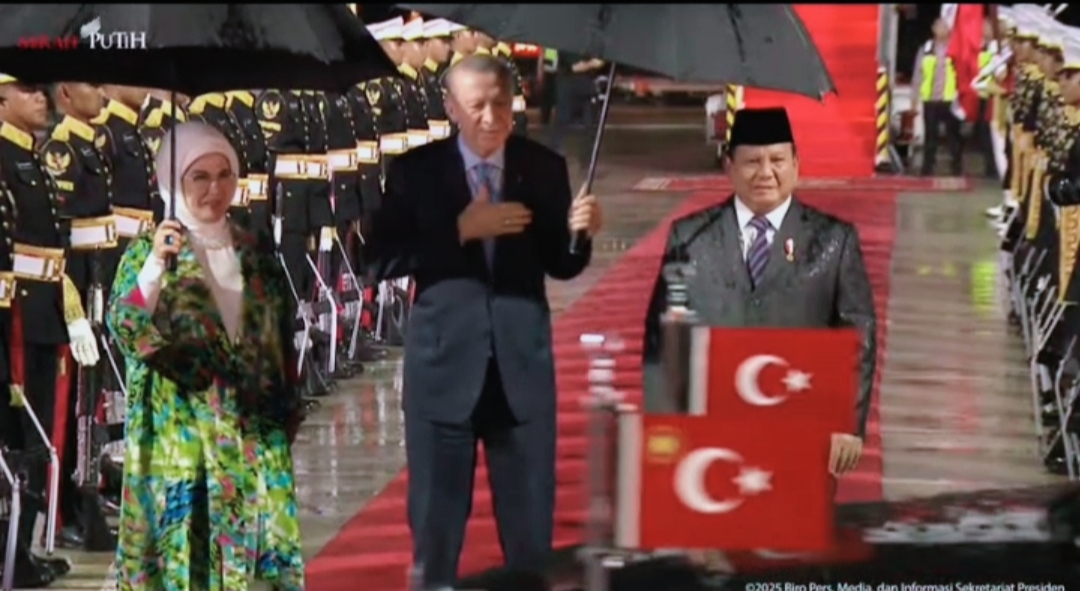 Erdogan Payungi Prabowo Saat Hujan Gerimis Tiba di Indonesia
