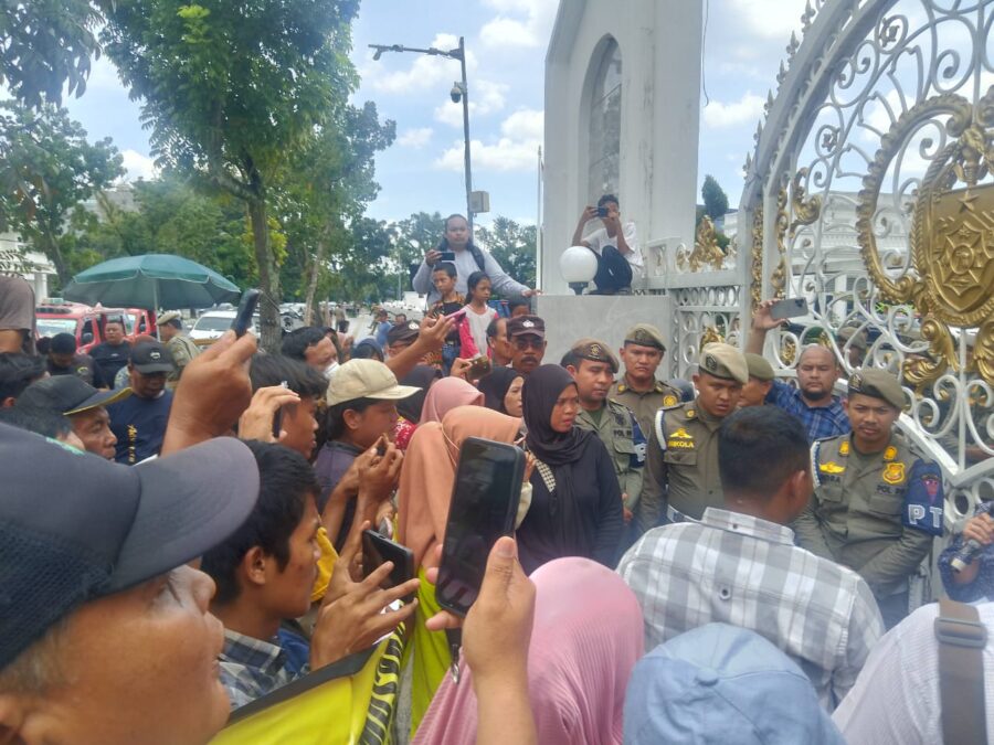 Demo Berlangsung Saat Gubernur Sumut Pelantikan di Istana