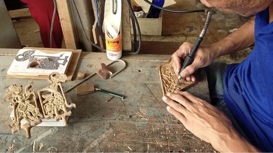Mengukir Dibalik Jeruji Besi, Pesanan Motif Werkudara, Baladewa dan Gunungan Proses Finishing