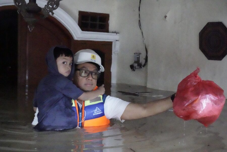 Video Aksi Heroik Darmawan Prasodjo Di Tengah Banjir Bekasi Beredar, Pencitraan Saat Dugaan Korupsi PLN Dikejar?
