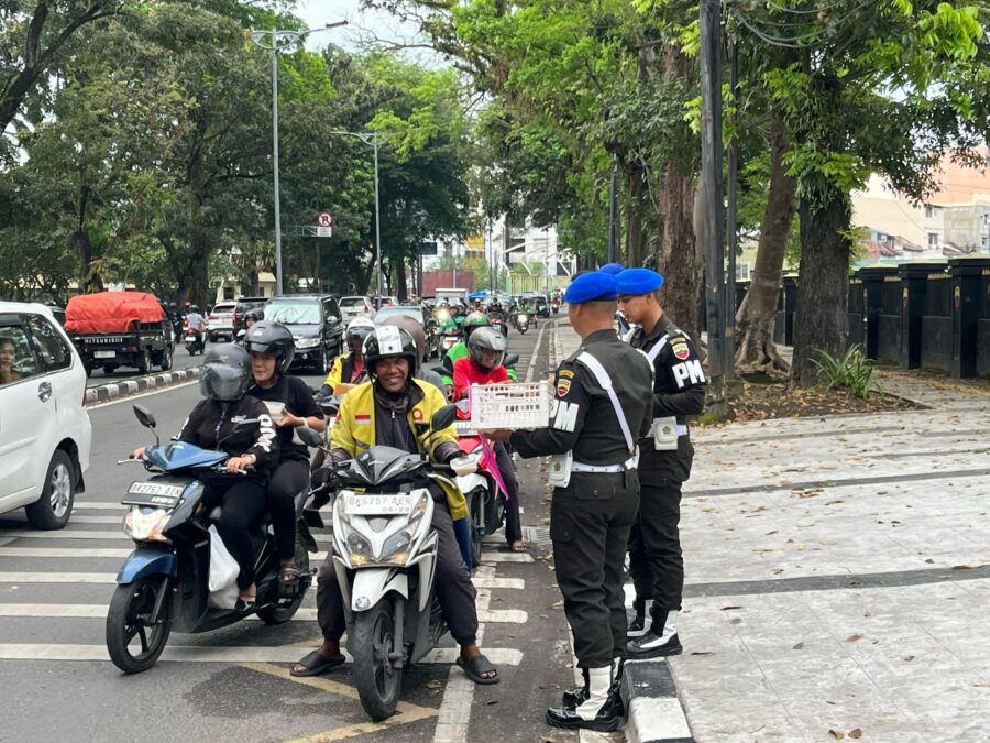 Berkah Ramadhan 1446 H, Denpom 1/5 Medan Tingkatkan Silaturahmi dengan Berbagi Takjil ke Masyarakat