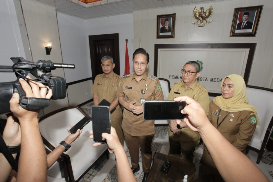 Sikapi Keluhan Masyarakat, Rico Waas Tambah 100 Keping Blangko e-KTP di MPP