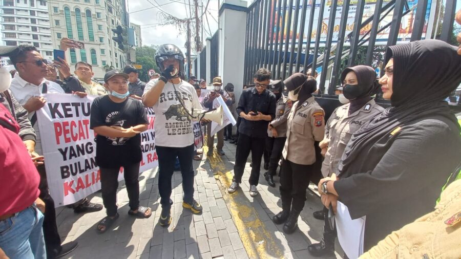 Aksi Demo Tuntut Anggota Dewan Dicopot Usai Berkelahi