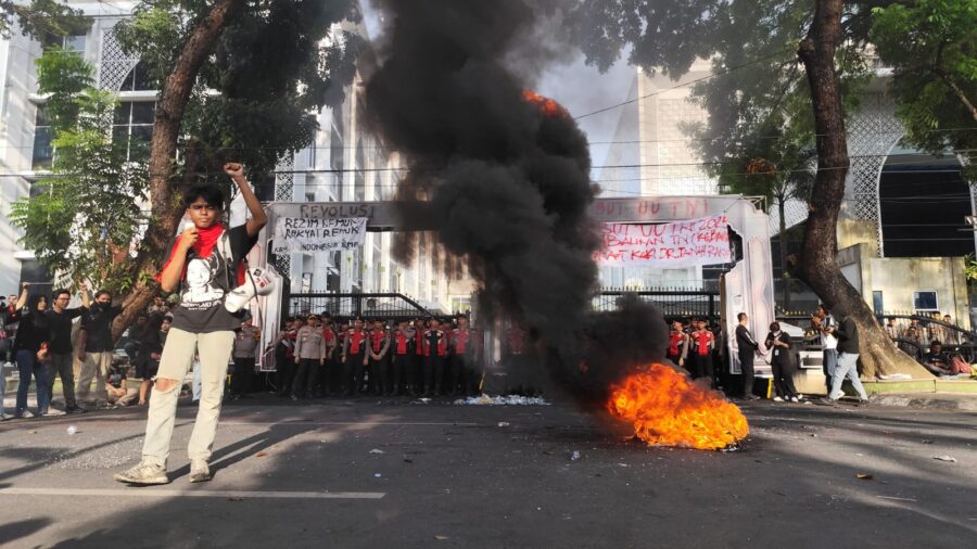 Aksi Bakar Ban Demo Tolak Pengesahan UU TNI 2025, di Kota Medan