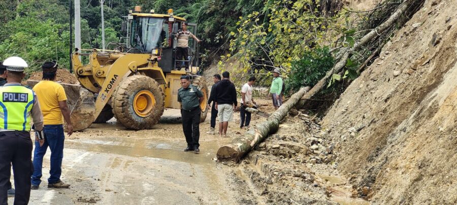 Jalan Lintas Tarutung – Tapsel Tertutup Tanah Longsor, Arus Lalulintas  Sempat Terputus