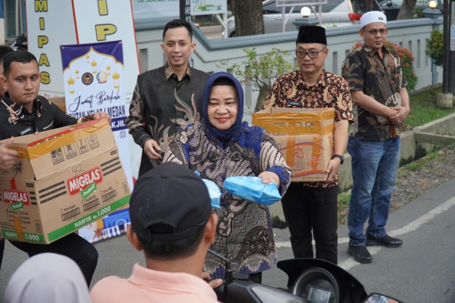 Berkah Di Jumat Terakhir Ramadhan, Rutan Kelas I Medan Bersama Dirwatkeshab Bagikan Takjil Kepada Masyarakat