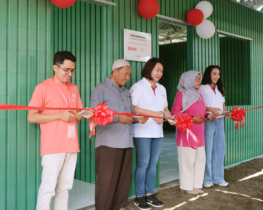 Program SPARTA Bangun Sekolah dengan Eco-Brick dari Sampah Plastik oleh OCBC