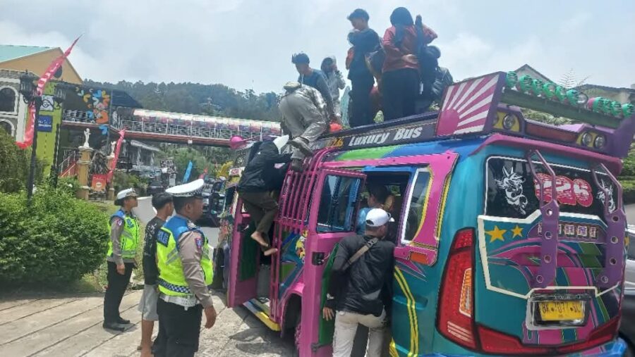 Satlantas Polres Tanah Karo Tindak Tegas Supir Angkutan yang Angkut Penumpang di Atap
