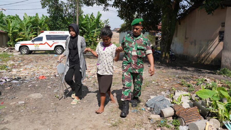 Ibu Tiga Anak Yang Berjualan Tisu, Dengan Kondisi Sulit Berjalan