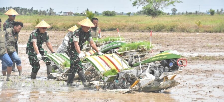 Danrem Tinjau Opslah dan Tanam Padi Serentak Serta Peresmian Rehab Makoramil 15/Kuala Kampar
