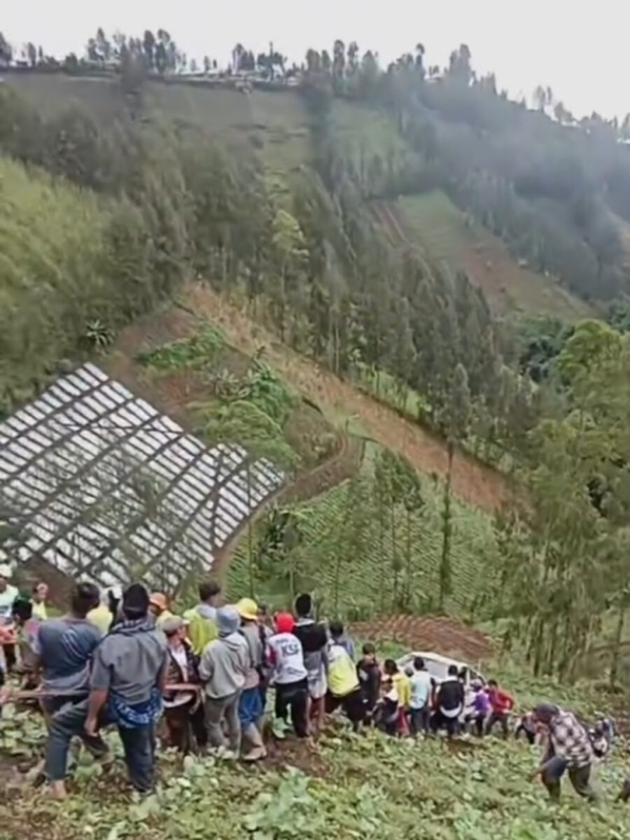 Mobil Terperosok ke Ladang Pertanian, Puluhan Warga Kompak Evakuasi
