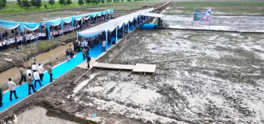 Prabowo Tebar Benih Padi Dengan Drone di Sumatera Selatan