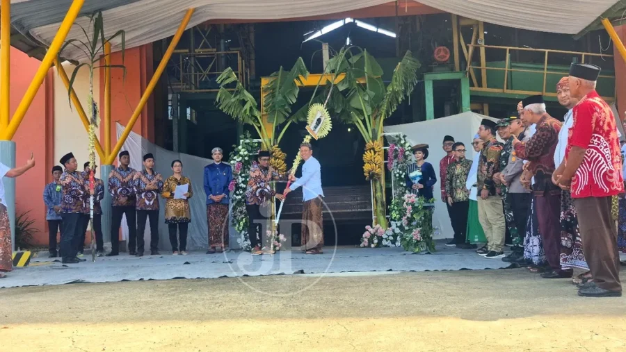 Temanten Tebu Digelar di Halaman Pabrik Beserta Kesenian Barongan