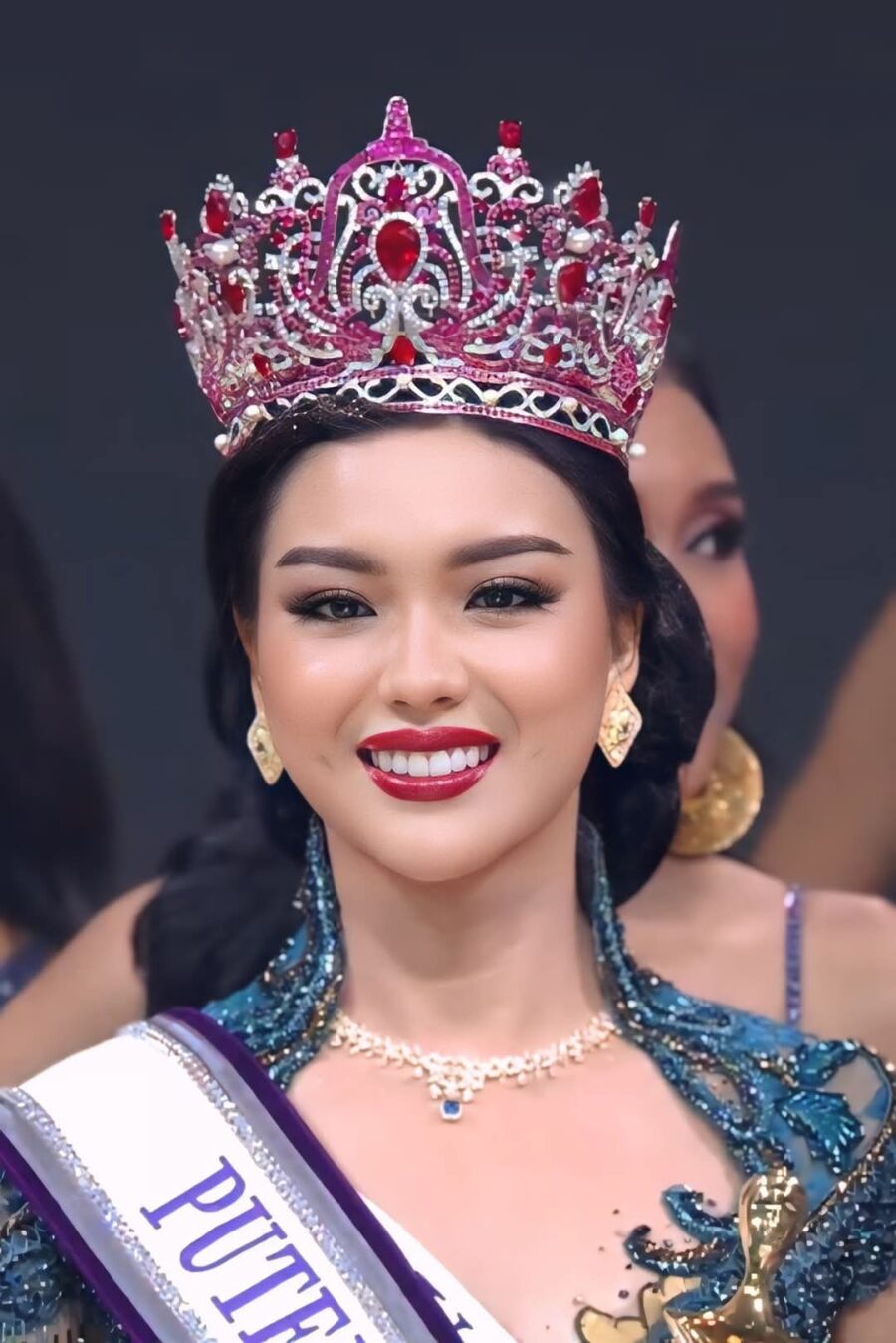 Puteri Indonesia 2025 Keluar Sebagai Pemenang Sekaligus Mewakili Daerah