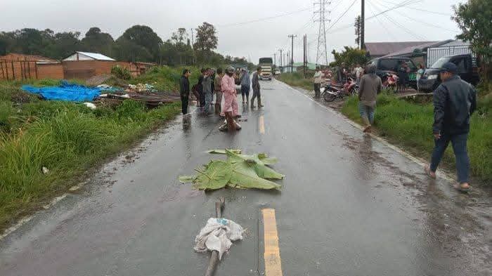 Jalan licin, Sepasang Kekasih Tergelincir Disambar Bus