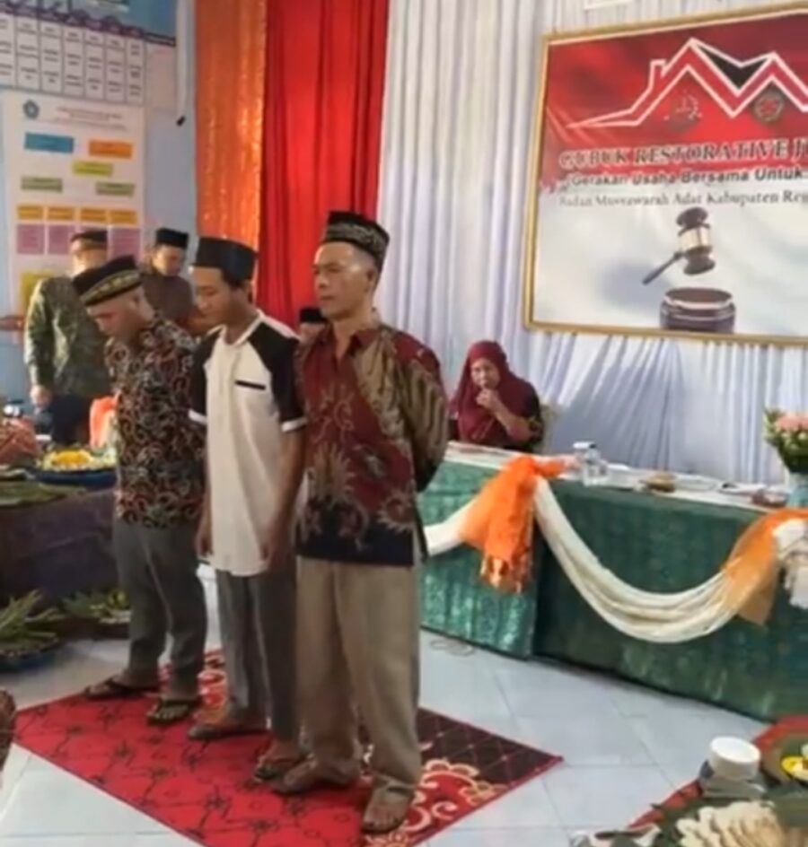 Tiga Pelaku Dicambuk Hukum Adat karena Hina Suku Rejang