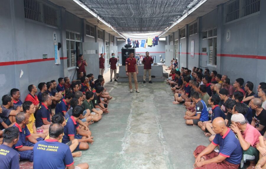 Komitmen Berantas Halinar, Kalapas Jember pimpin Razia Kamar Hunian