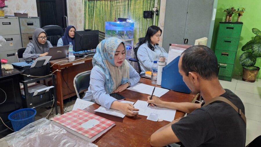 Tidak Punya Android? Tenang, Tebar Sidig Teladan Barat Tetap Datangi Rumah Anda untuk Urus Administrasi!