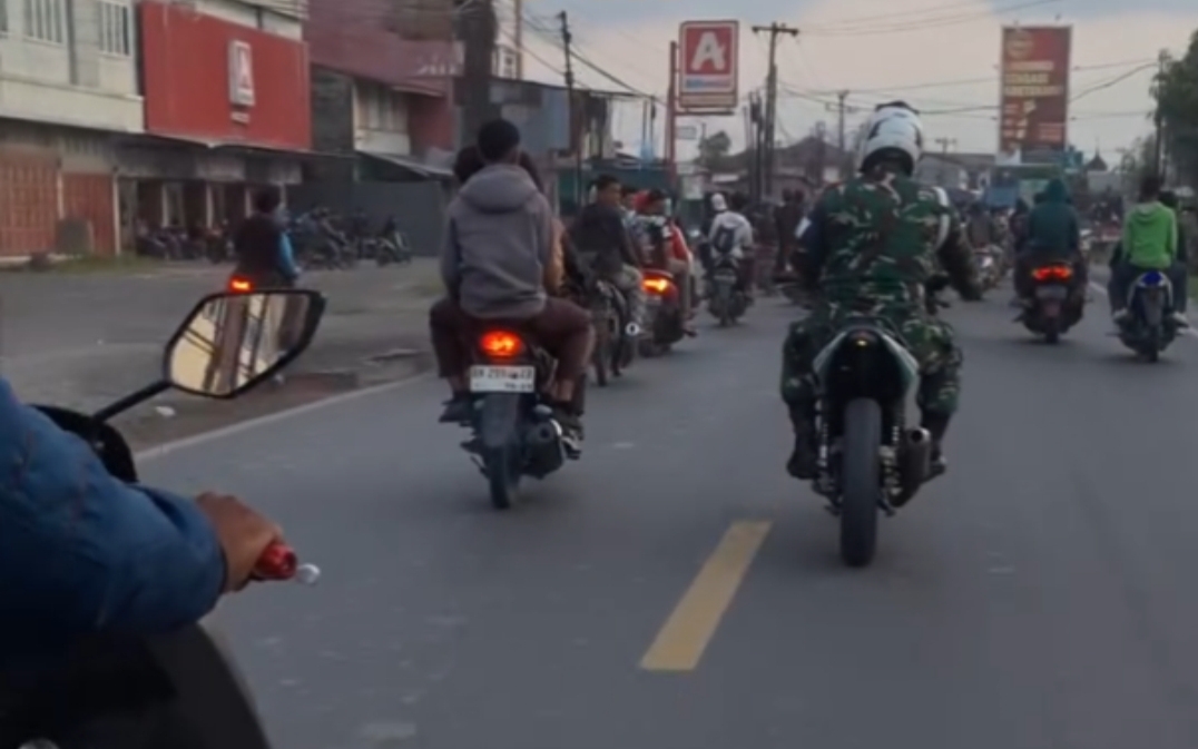 Konvoi Geng Motor Dibuntuti PM, Warga Kompak Mengamankan