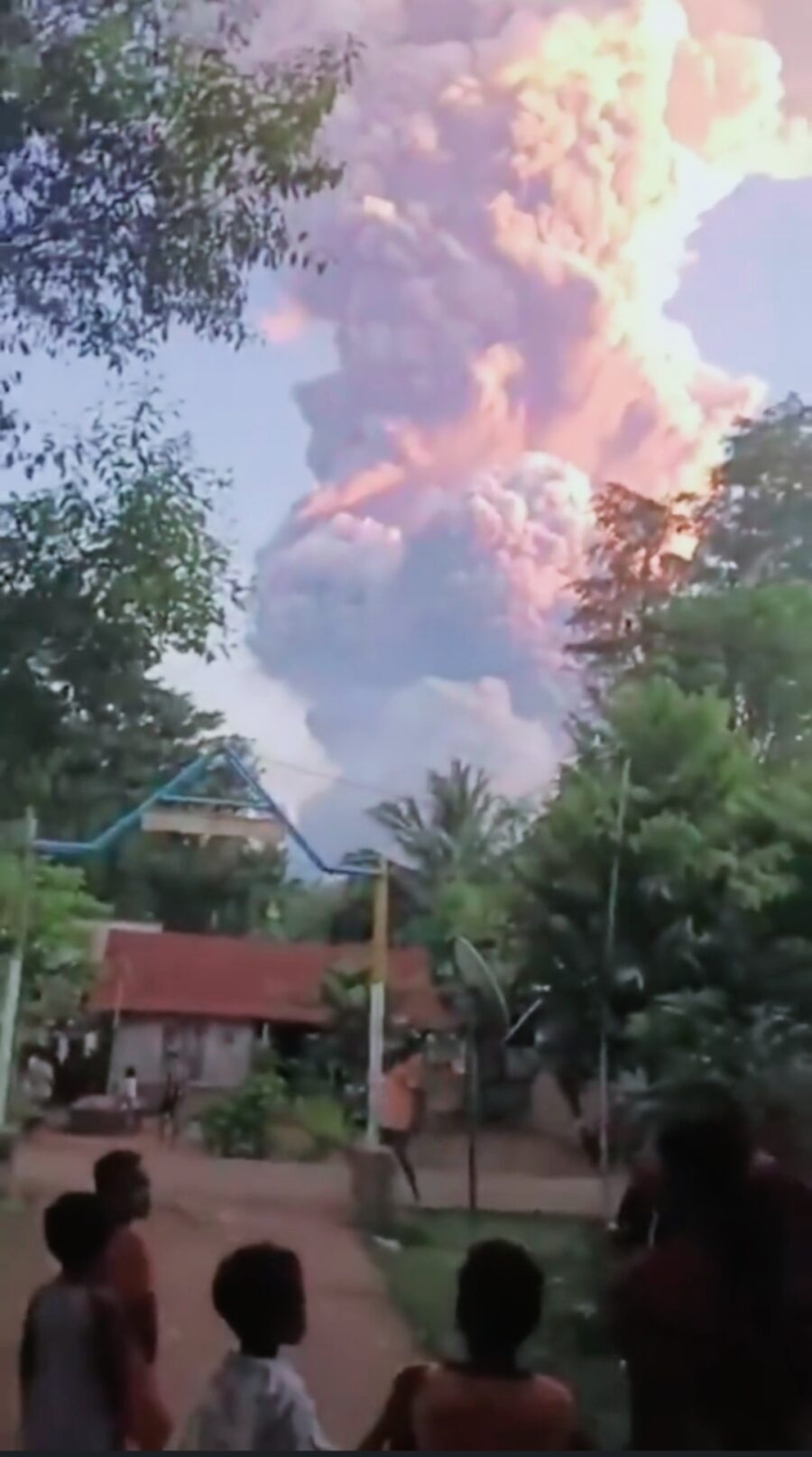 Warga Desa Talibura dan Sekitarnya Panik Akibat Erupsi Gunung Lewotobi Laki-laki
