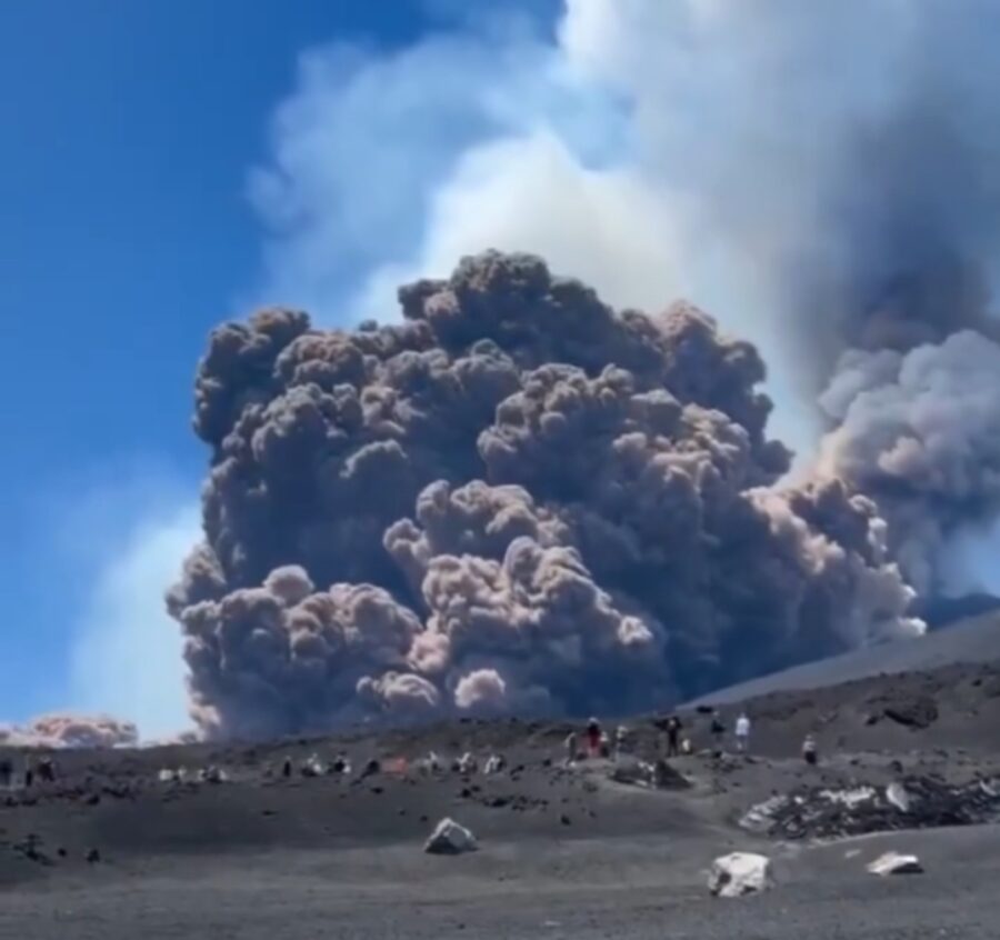 Gunung Etna Meletus di Sisilia, Warga dan Wisatawan Mengungsi