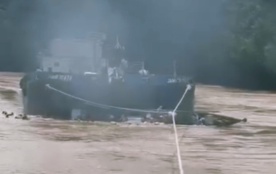 Kapal Tongkang Tabrak Perahu di Jangkang Baru, Desa Luwe